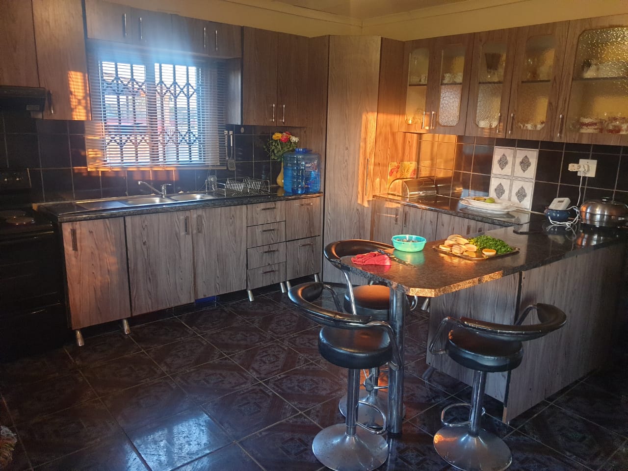 6 Retirement Perfection! 4-Bed Home + Income-Generating Store, R15k/pm