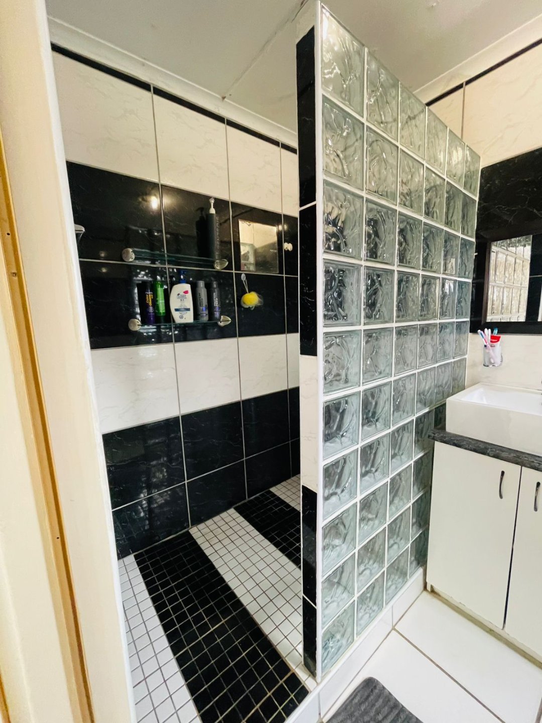 24 3 Bedroom House for Sale in Gonubie