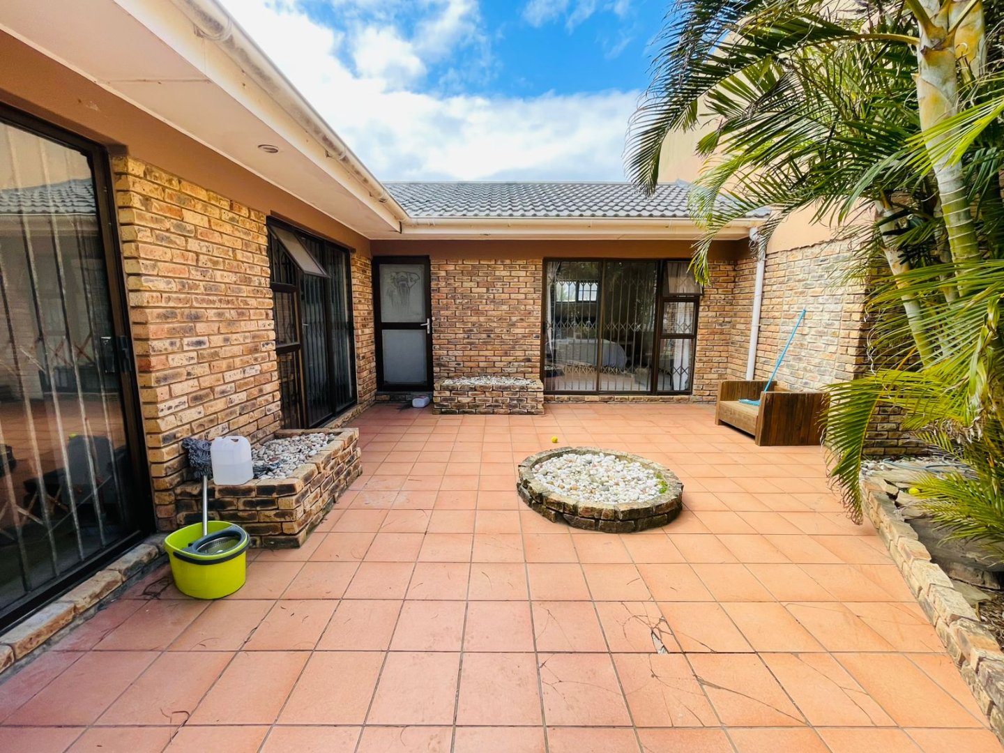 27 3 Bedroom House for Sale in Gonubie