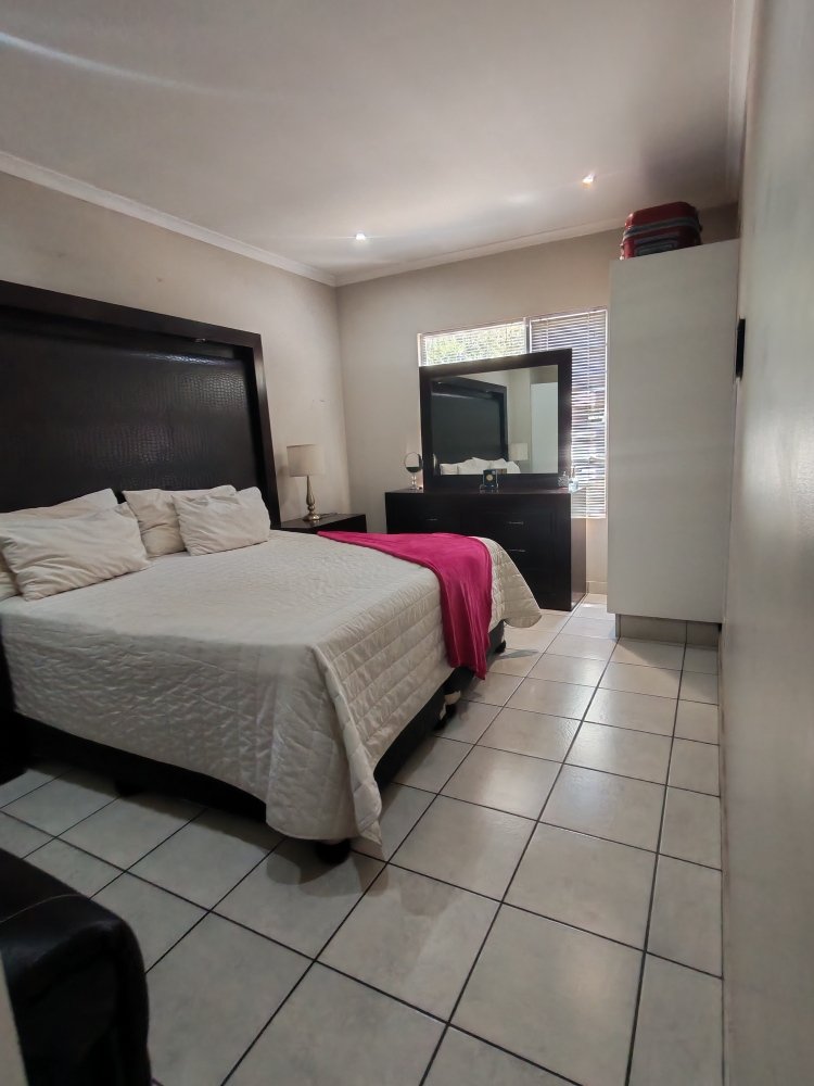 7 Beautiful, Neat and Modern townhouse for sale!!!