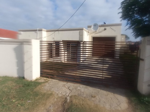 Prime Investment Opportunity in Amalinda Forest: 3-Bedroom House + 4 Income-Generating Flats!