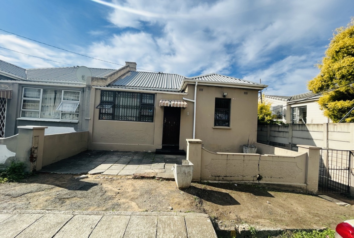 Spacious Family Home with Approved Four-room Extention Plan