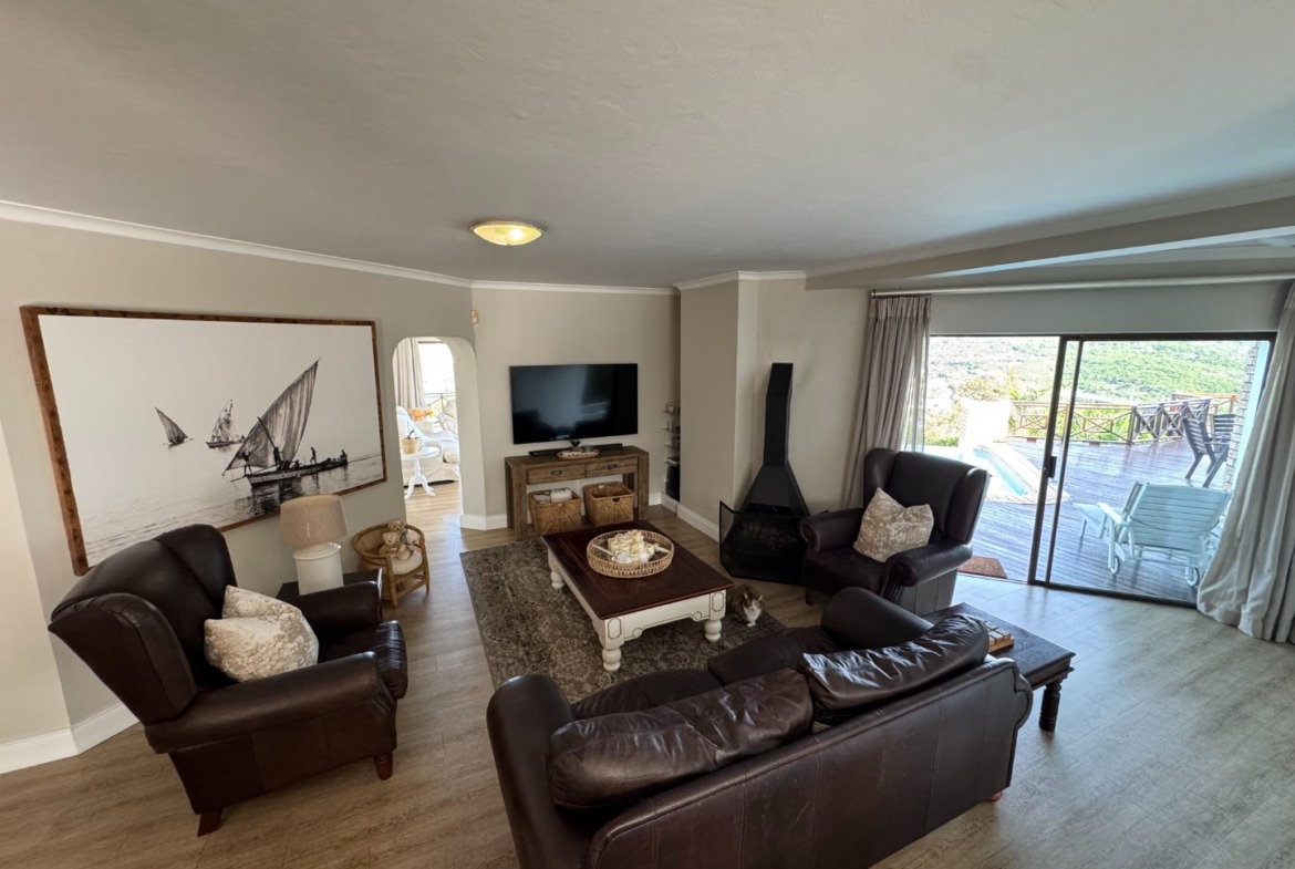 Luxurious Beacon Bay Family Home with Pool