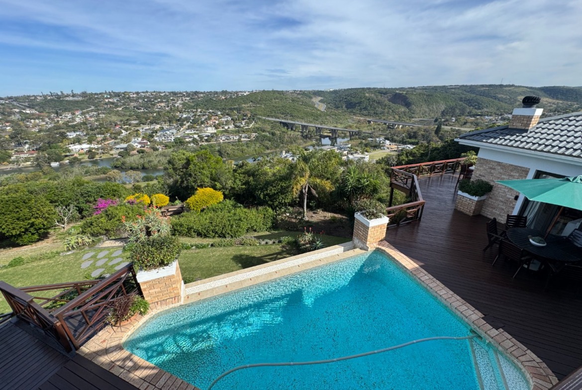Luxurious Beacon Bay Family Home with Pool