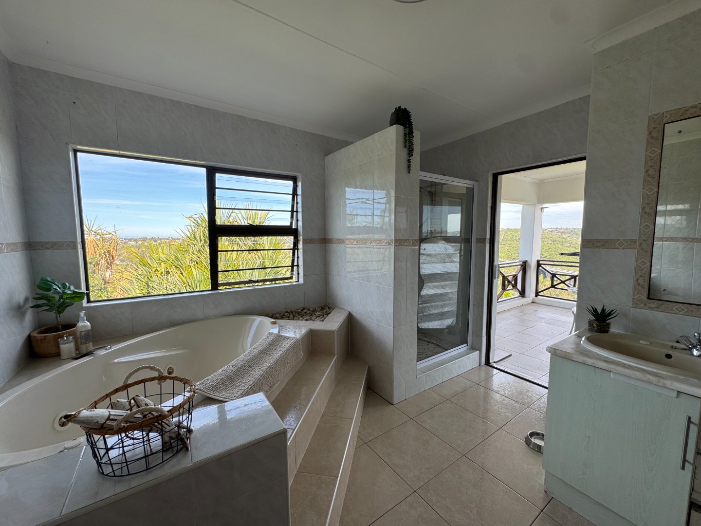 Luxurious Beacon Bay Family Home with Pool