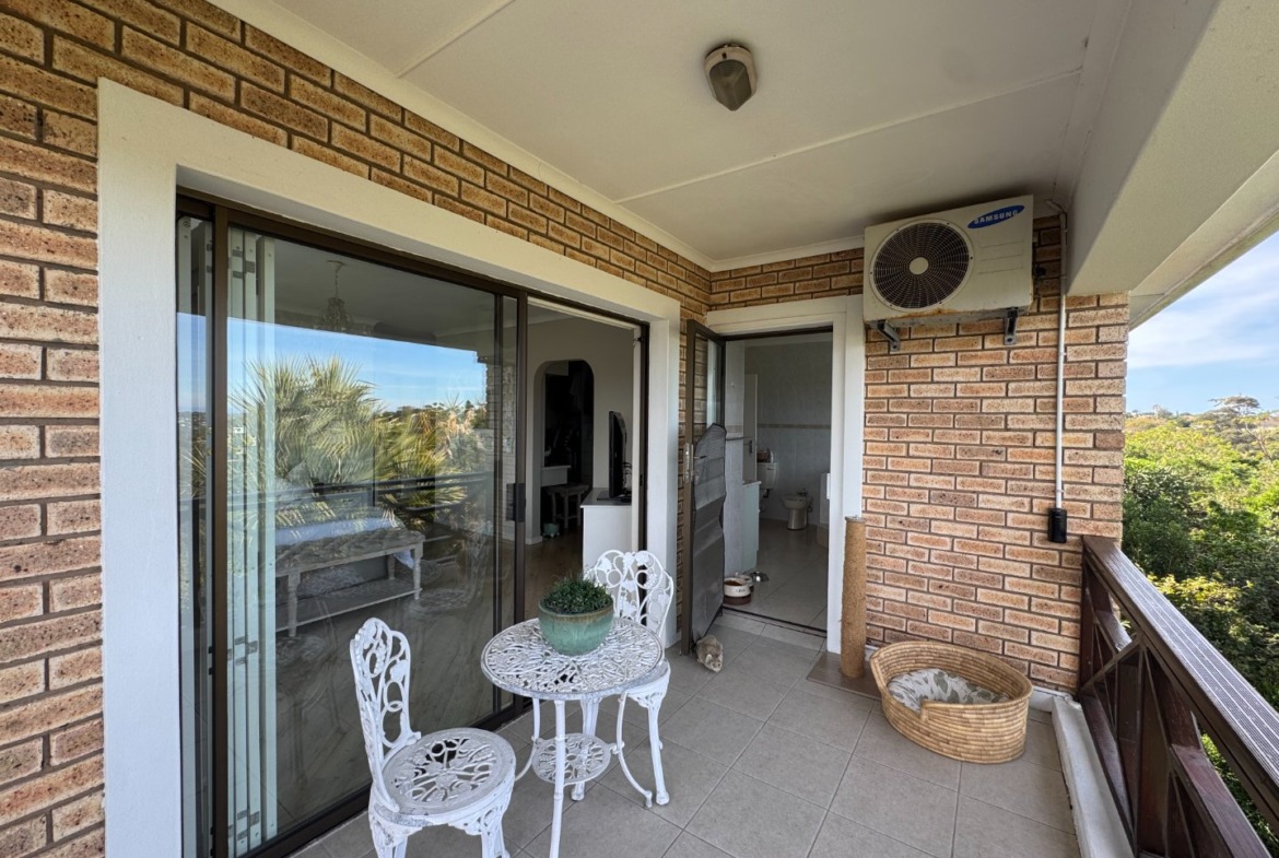 Luxurious Beacon Bay Family Home with Pool