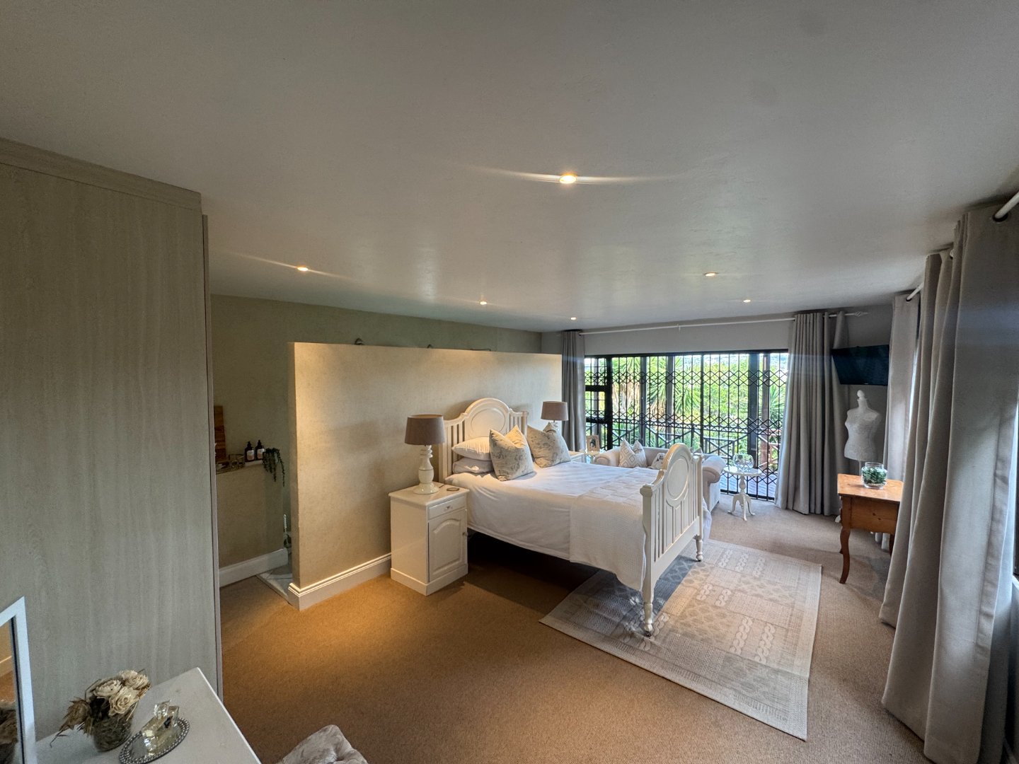 Luxurious Beacon Bay Family Home with Pool