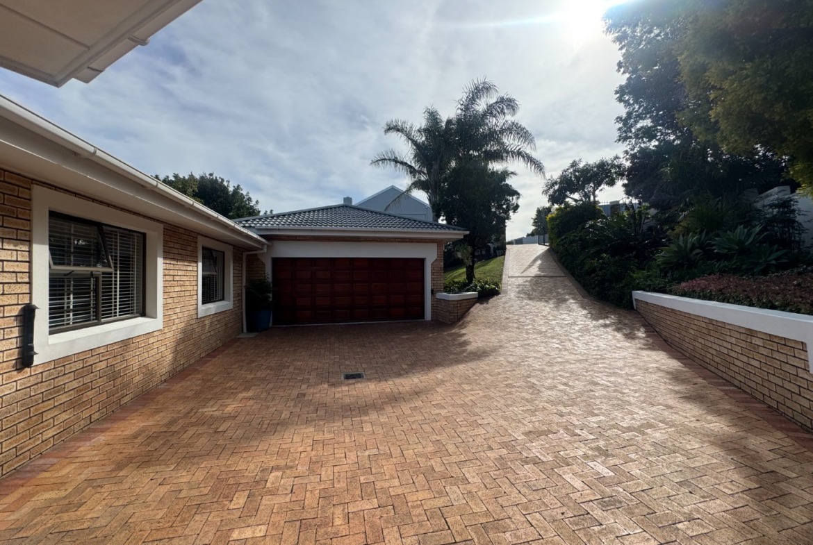 Luxurious Beacon Bay Family Home with Pool