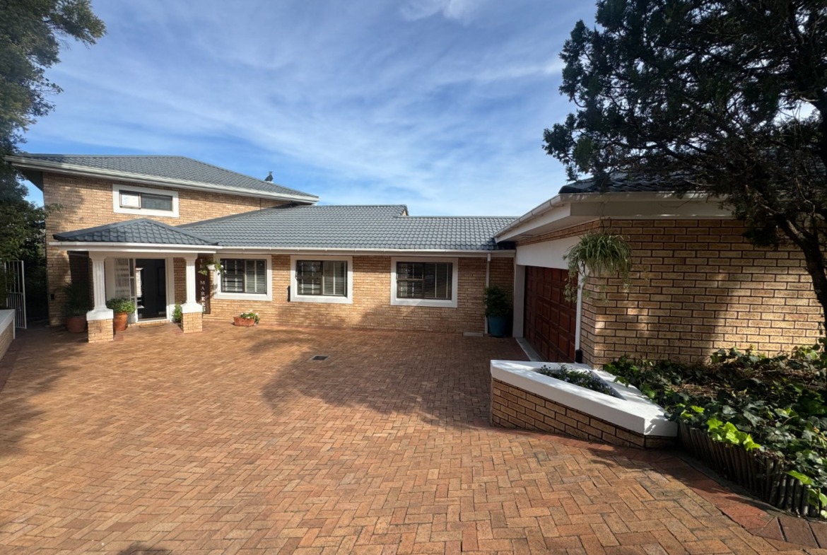 Luxurious Beacon Bay Family Home with Pool